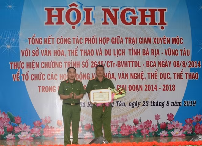 Đại diện Cục Cảnh sát Quản lý trại giam, Cơ sở giáo dục bắt buộc, trường giáo dưỡng, trao giấy khen cho tập thể đơn vị Trại giam Xuyên Mộc.