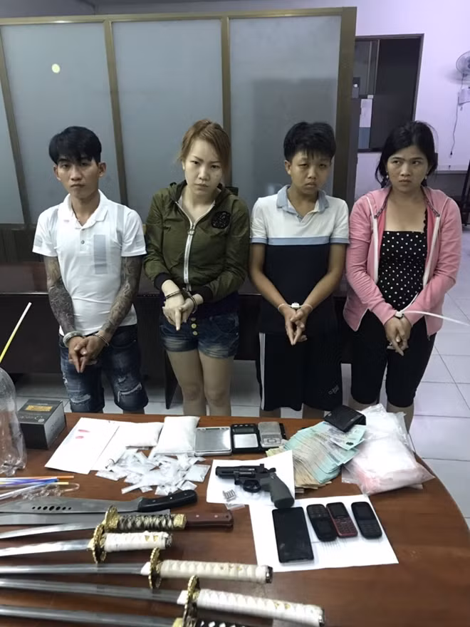 Bốn đối tượng Phương, Tú, Linh, Trang tại cơ quan điều tra.
