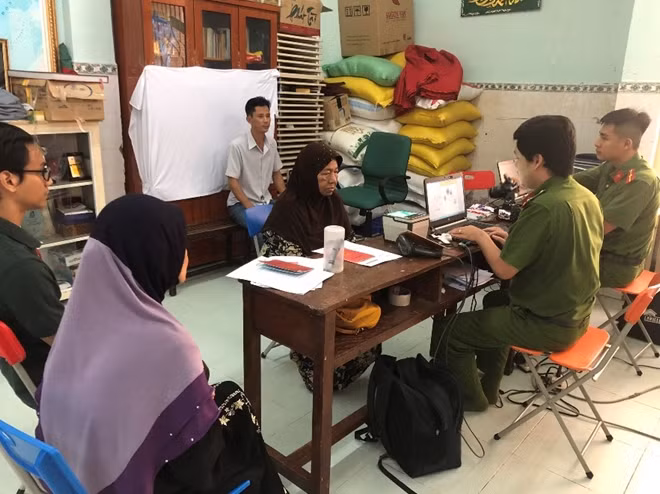 Tính đến nay, Đoàn Công an TP Hồ Chí Minh và các đơn vị nghiệp vụ đã hỗ trợ tuyên truyền pháp luật, tập huấn kỹ năng phòng chống tội phạm, cấp 402 căn cước công dân cho tín đồ Hồi giáo, giáo dân, tu sĩ Công giáo, tu sĩ Phật giáo lớn tuổi không có điều kiện đi lại… và vẫn đang được Đoàn Công an thành phố tiếp tục triển khai thực hiện.