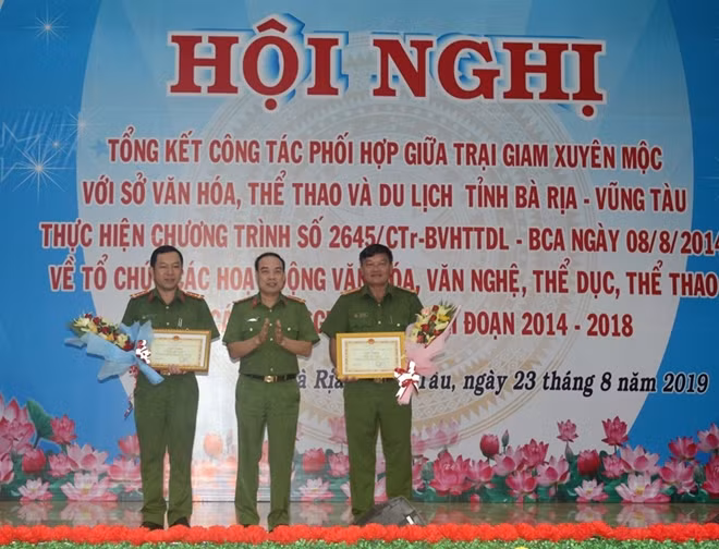 Trao giấy khen cho một số cá nhân.