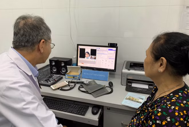 Bác sĩ của Trạm Y tế phường 5 kết nối với bác sĩ chuyên khoa của Bệnh viện quận Thủ Đức.