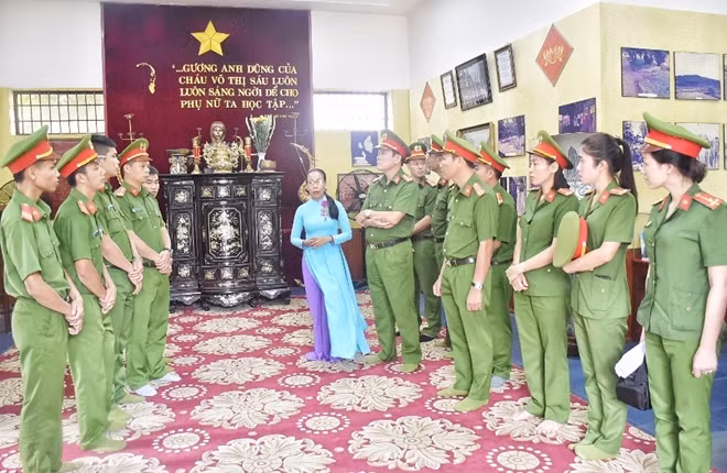 Lãnh đạo, cán bộ đoàn viên thanh niên Cụm số 6 về nguồn tại đền thờ Anh hùng LLVT nhân dân Võ Thị Sáu.