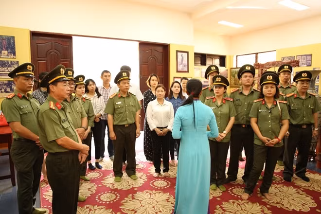 CBCS đơn vị tìm hiểu về cuộc đời, sự nghiệp cách mạng của Anh hùng, Liệt sĩ Võ Thị Sáu.