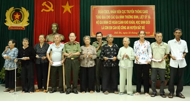 Đại tá Trần Kim Thẩm và Đại tá Huỳnh Văn Hải tặng quà thân nhân gia đình thương binh liệt sĩ, hộ gia đình có hoàn cảnh khó khăn.