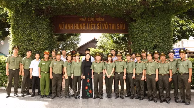 Đoàn chụp ảnh lưu niệm tại Nhà lưu niệm nữ Anh hùng, Liệt sĩ Võ Thị Sáu.