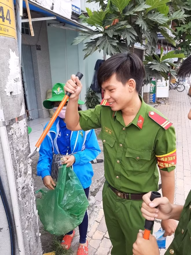 Các ĐVTN đồng loạt ra quân ở 24 quận, huyện để tháo dỡ các biển quảng cáo, các tờ bướm được dán trái phép tại các khu vực công cộng trên địa bàn giữ gìn mỹ quan thành phố kết hợp với tập hợp các thông tin số điện thoại, địa chỉ liên lạc trên các biển quảng cáo, tờ bướm được dán trái phép để phục vụ công tác nghiệp vụ đạt hiệu quả.
