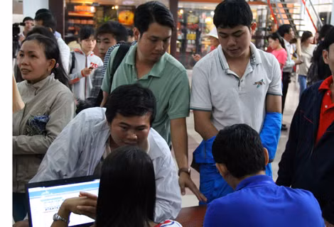 Một số hành khách đến khiếu nại vì đã đặt vé thành công nhưng không lấy được vé.