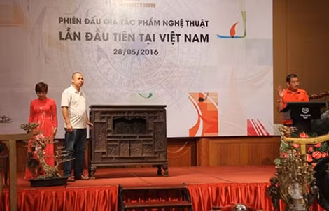 Tủ thờ thế kỷ 19 của Lê Thiết Cương.
