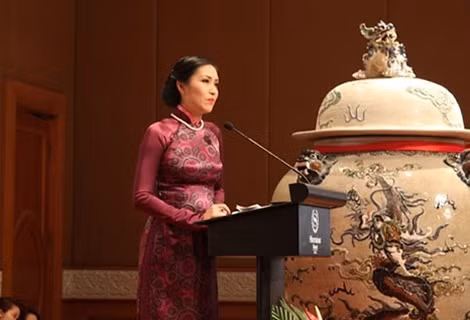 Bà Lý Bích Ngọc, người thổi hồn cho những tác phẩm nghệ thuật trong phiên đấu giá bên Chóe Tứ linh của nghệ nhân Phạm Anh Đạo.