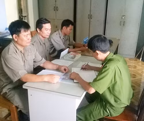 Ban Bảo vệ dân phố phường Tân Hiệp trao đổi tình hình ANTT với lực lượng Cảnh sát khu vực Công an phường.