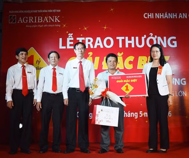 Bà Nguyễn Thị Phượng, Phó Tổng Giám đốc Agribank trao giải đặc biệt cho khách hàng Trương Văn Cường.