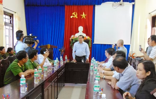 Ông Huỳnh Đức Thơ phát biểu dương chiến công của các lực lượng tham gia bắt giữ các đối tượng mua bán ma túy trái phép.