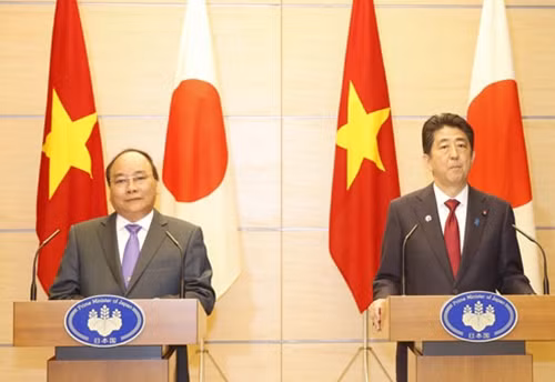 Thủ tướng Nguyễn Xuân Phúc và Thủ tướng Nhật Bản Shinzo Abe họp báo chung. Ảnh: TTXVN