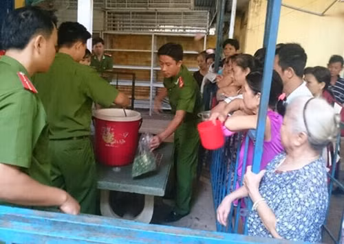 Đoàn viên tất bật chuẩn bị từng suất cháo cho người nghèo.