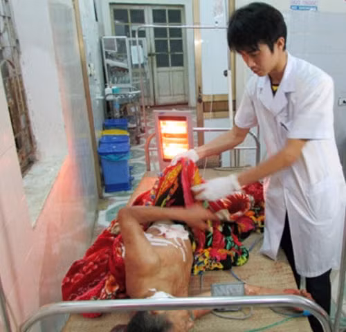 Ông Dần đang được cấp cứu tại bệnh viên.