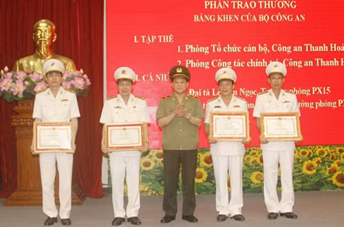 Thiếu tướng Trịnh Xuyên – Giám đốc Công an tỉnh trao Bằng khen cho các tập thể, cá nhân có thành tích xuất sắc.