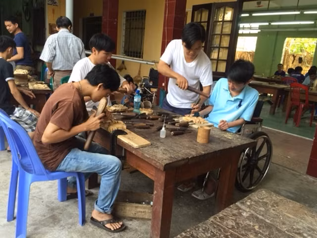 Những học viên Trung tâm Dạy nghề và tạo việc làm cho người tàn tật.