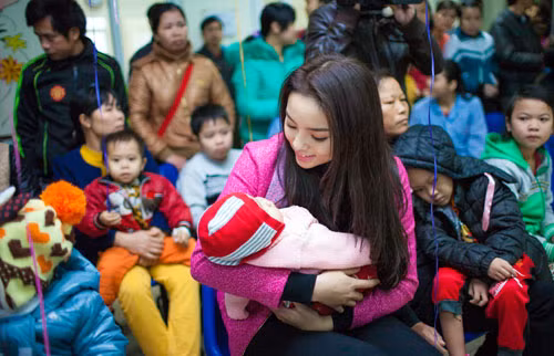 Hoa Hậu Việt Nam 2014 Nguyễn Cao Kỳ Duyên cùng Đoàn công tác xã hội từ thiện Báo CAND thăm và trao quà Tết cho các bệnh nhân nhi tại Bệnh viện K cơ sở 3.