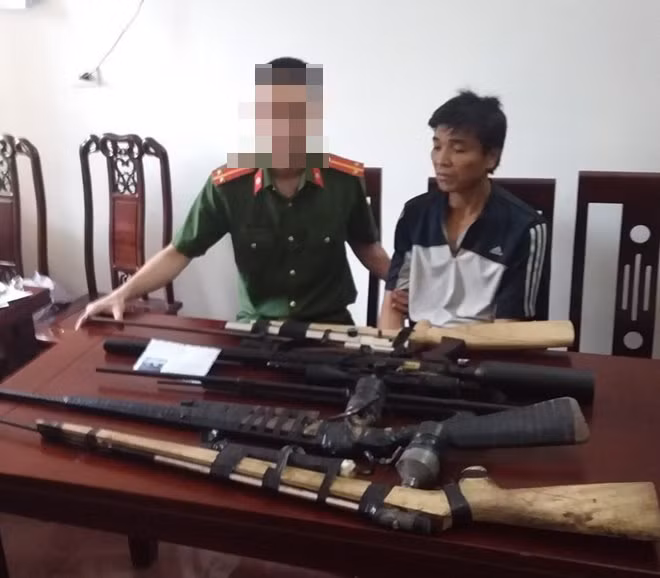 Vi Văn Phú và 5 khẩu súng.