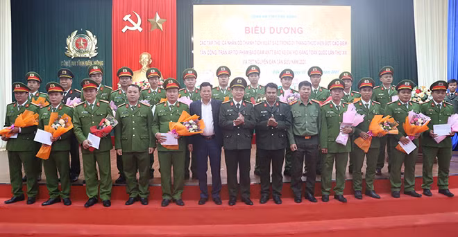 Lãnh đạo tỉnh Đắk Nông trao thưởng cho cá tập thể, cá nhân lập nhiều thành tích trong đợt cao điều tấn công, trấn áp tội phạm. Lãnh đạo tỉnh Đắk Nông trao thưởng cho cá tập thể, cá nhân lập nhiều thành tích trong đợt cao điều tấn công, trấn áp tội phạm.