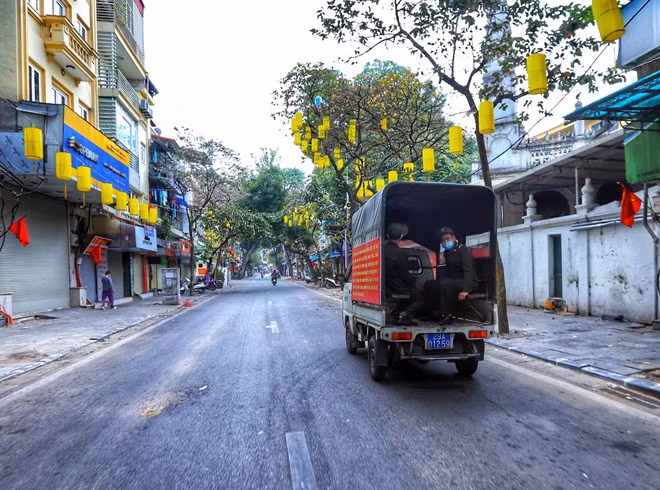 Sáng 16/2, theo ghi nhận của PV CAND tại một số địa bàn thành phố Hà Nội, đa số các quán cafe, trà đá, quán ăn đường phố đã chấp hành quy định đóng cửa, ngưng bán hàng để phòng dịch. Người dân được khuyến cáo chỉ ra đường trong trường hợp cần thiết và tuân thủ yêu cầu phòng dịch khi ra khỏi nhà. Cùng với đó, lực lượng Công an địa bàn cũng tổ chức tuần tra, nhắc nhở người dân.