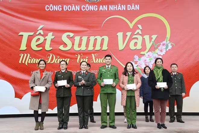 Các đội đoạt giải A, B và C phần thi trang trí gian hàng và mâm ngũ quả ngày Tết (từ trên xuống).
