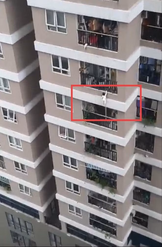 Khoảnh khắc cháu bé rơi khỏi ban công tầng 12.