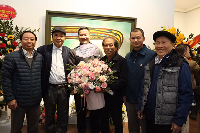Bạn bè và người hâm mộ chúc mừng Nhà thơ Nguyễn Quang Thiều tại buổi khai mạc triển lãm tranh "Người thổi sáo". Bạn bè và người hâm mộ chúc mừng Nhà thơ Nguyễn Quang Thiều tại buổi khai mạc triển lãm tranh "Người thổi sáo".
