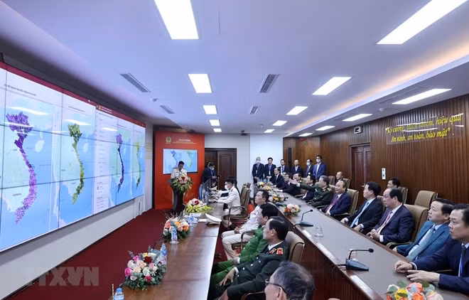 Thủ tướng Nguyễn Xuân Phúc, Bộ trưởng Tô Lâm và cá đại biểu dự buổi lễ.