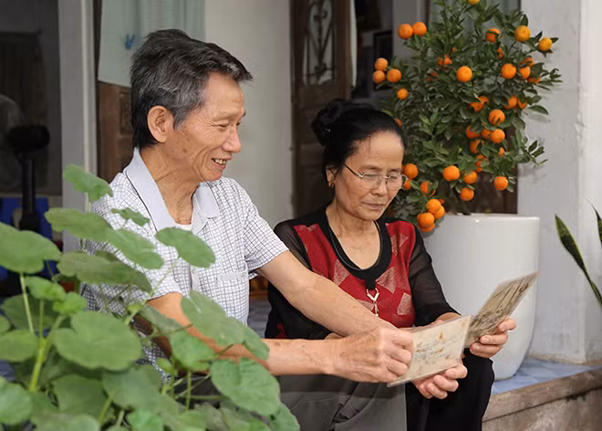 Nửa thế kỷ bên nhau, niềm vui tuổi già của hai vợ chồng người cựu binh là cùng ôn lại những kỉ niệm một thời hoa lửa.