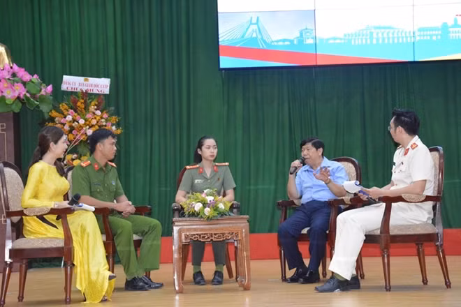 Các cán bộ đoàn chia sẻ kinh nghiệm hoạt động đoàn và phong trào thanh niên.