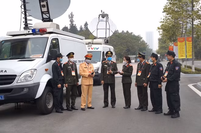 Thiếu tướng Nguyễn Thế Bình trao đổi với phóng viên Báo CAND về mối quan hệ phối hợp thông tin liên lạc với các lực lượng tham gia bảo vệ đại hội.