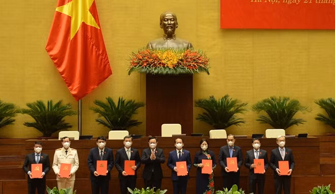 Chủ tịch Quốc hội Vương Đình Huệ trao Quyết định Tổ trưởng Tổ đảng Đoàn đại biểu Quốc hội; Nghị quyết phê chuẩn kết quả bầu Trưởng Đoàn đại biểu Quốc hội các tỉnh, thành phố. Ảnh: TTXVN.