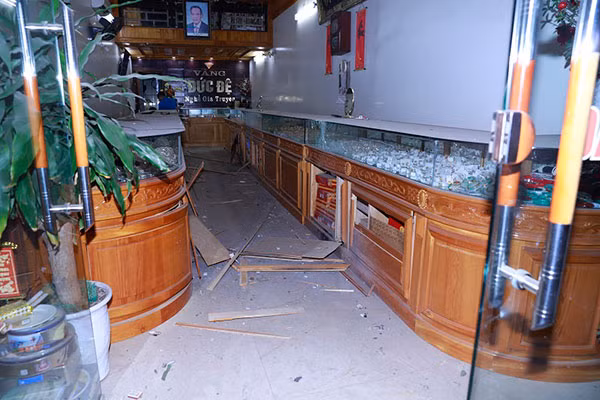Hiện trường vụ cướp tiệm vàng do nghi can Phạm Anh Vũ gây ra chiều 17/3/2021.
