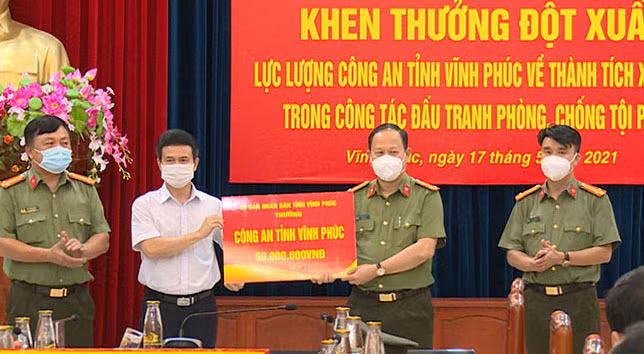Đồng chí Vũ Chí Giang trao thưởng cho Công an tỉnh Vĩnh Phúc.