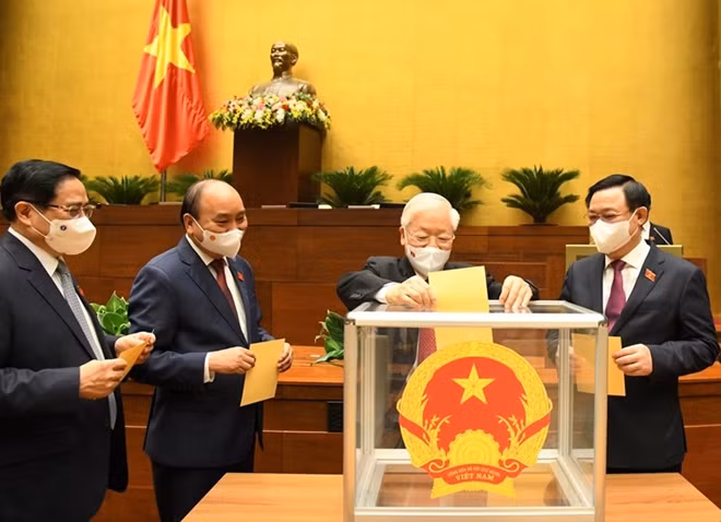 Các đồng chí lãnh đạo Đảng, Nhà nước bỏ phiếu bầu Chủ tịch nước sáng 26/7/2021.
