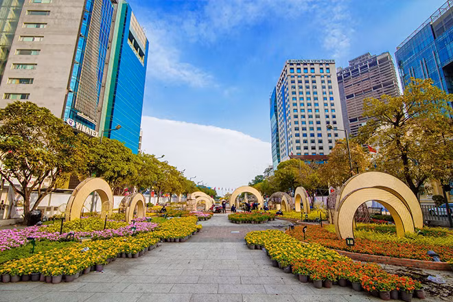 Không gian bừng sáng với muôn vàn loài hoa.