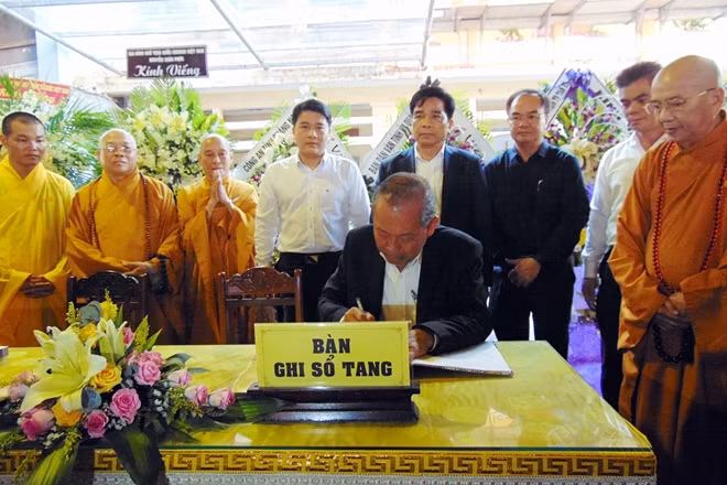 Phó Thủ tướng Thường trực Trương Hòa Bình ghi sổ tang. Phó Thủ tướng Thường trực Trương Hòa Bình ghi sổ tang.