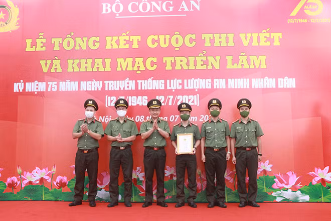 Ban tổ chức trao giải đặc biệt tặng nhóm “Thắp lửa C500”.