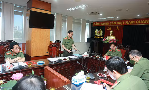 Thiếu tướng Hoàng Đức Lừng, Cục trưởng Cục Tổ chức cán bộ báo cáo với đồng chí Thứ trưởng và đoàn công tác.