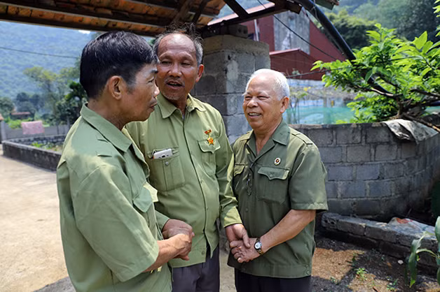 Ông Trần Bình Yên (giữa) và ông Nguyễn Quang Hòa (bìa phải), ông Nguyễn Bá Tứ trong lần gặp mặt cựu binh xe tăng 846 vào tháng 4/2019.