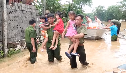 Giúp dân phòng chống bão lũ.