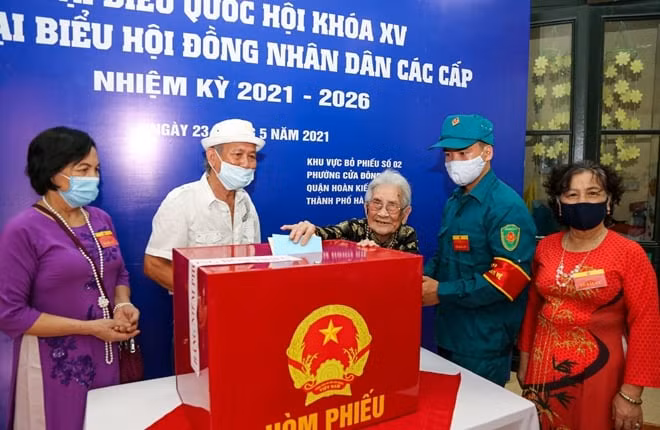 Cụ Nguyễn Thị Tâm bỏ phiếu bầu cử sáng 23/5/2021.