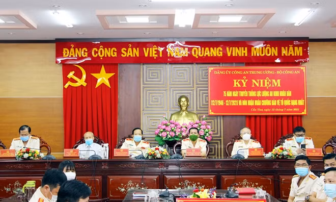Các đại biểu dự lễ kỉ niệm tại Công an TP Cần Thơ.
