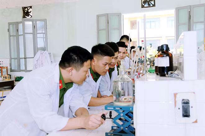 Sinh viên Đại học PCCC trong giờ thực hành. Sinh viên Đại học PCCC trong giờ thực hành.