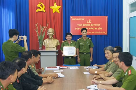 Công an tỉnh Bình Dương khen thưởng Phòng Cảnh sát cơ động.