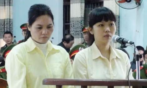 Hai mẹ con Nga, Phượng trước vành móng ngựa.