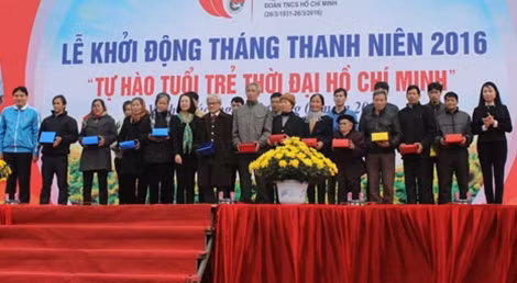 Đồng chí Trương Thị Mai, Uỷ viên Bộ Chính trị, Trưởng ban Dân vận Trung ương; đồng chí Nguyễn Đắc Vinh, Bí thư thứ nhất Ban chấp hành Trung ương Đoàn TNCS Hồ Chí Minh trao tặng 20 suất quà cho 20 gia đình chính sách có hoàn cảnh khó khăn (1.000.000 đồng suất).