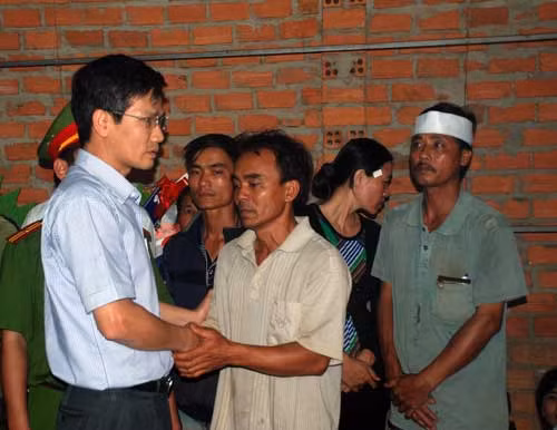 Lãnh đạo chính quyền địa phương và đồng đội đến thăm, chia buồn cùng gia đình Thiếu úy Vũ Văn Nam.