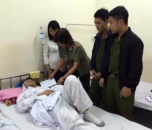 Đại diện Báo CAND trao 2 triệu đồng cho đồng chí Lê Duy Anh.